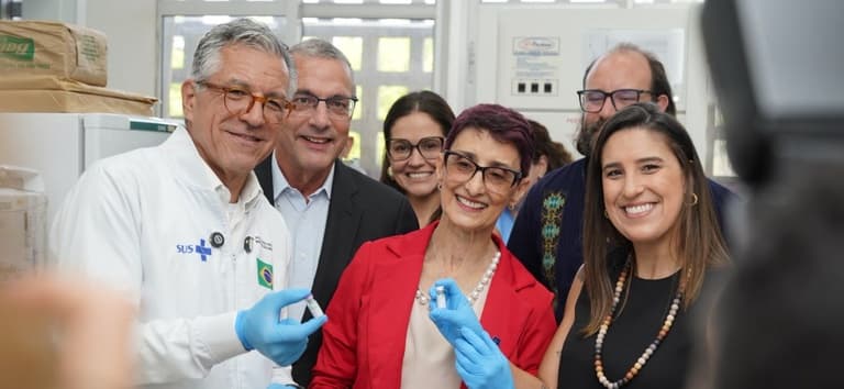 Representantes do Ministério da Saúde e pesquisadores reunidos na apresentação do estudo da vacina da UFMG.