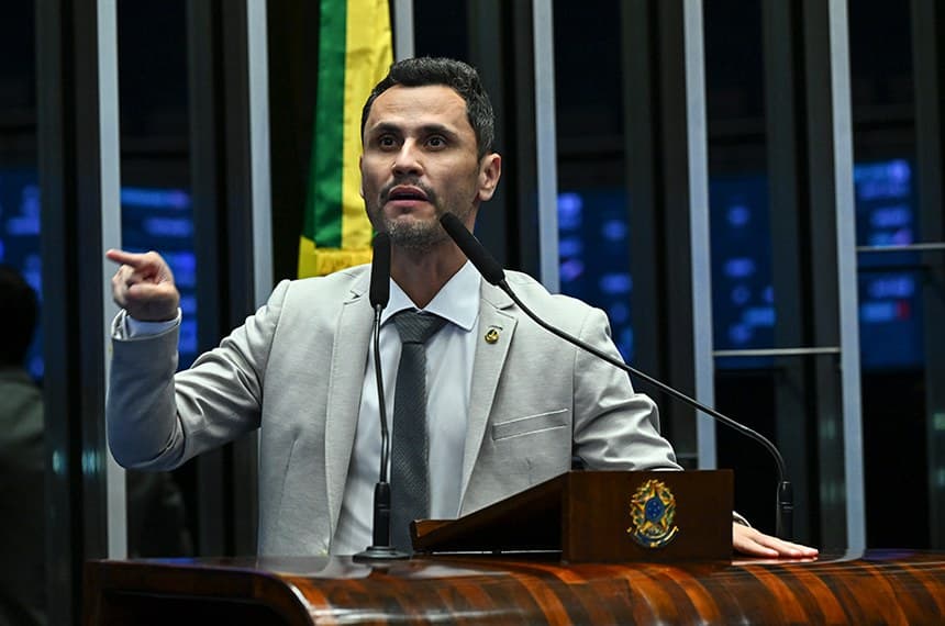 Cleitinho gesticula durante um pronunciamento no Senado.