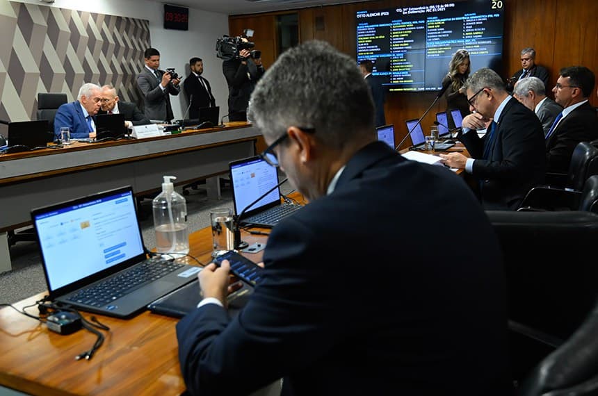 Senadores na Comissão de Constituição e Justiça; fotografia de arquivo usada na pauta da PEC da Segurança