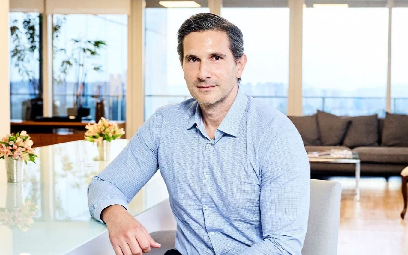 Frederic Kachar de camisa azul em fotografia de arquivo publicada pelo Notícias da TV; o retrato não registra o desligamento anunciado em 15 de outubro de 2026