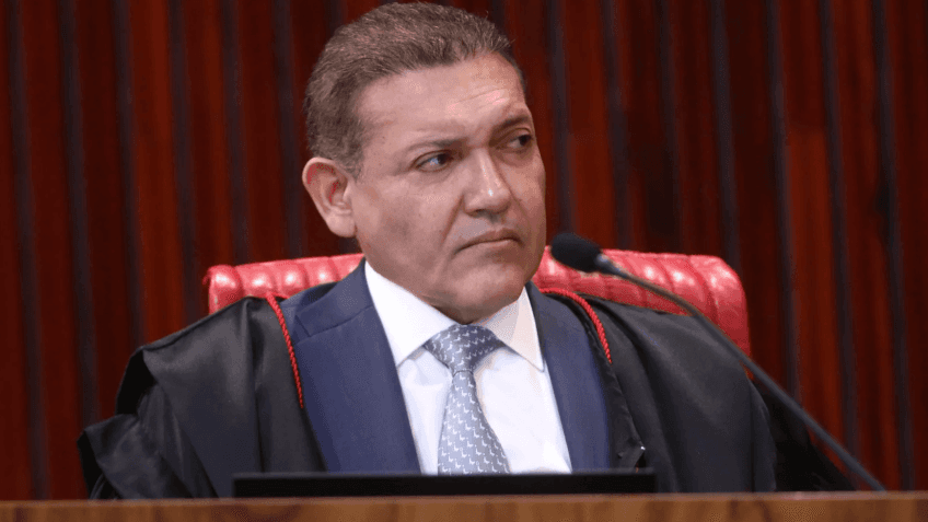Fotografia de arquivo de Kássio Nunes Marques sentado em sessão do Tribunal Superior Eleitoral.