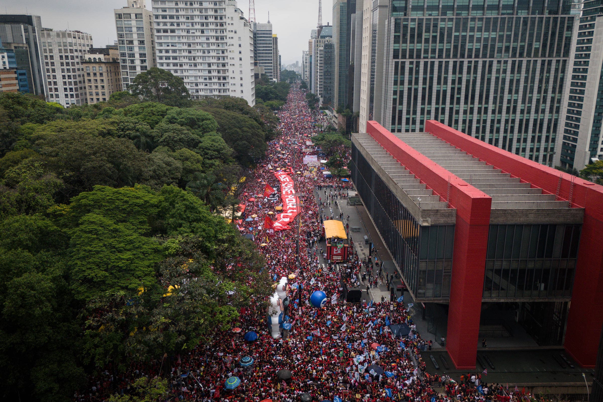 Vista aérea da multidão na Avenida Paulista, ao lado do MASP, durante o ato com Lula em 11 de outubro de 2026.